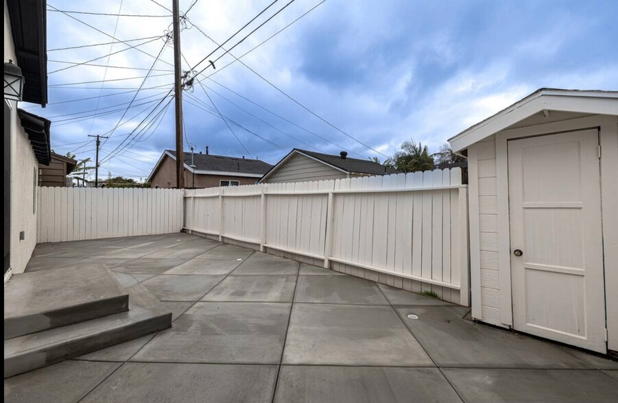 Building Photo - 5465 Lemon Ave