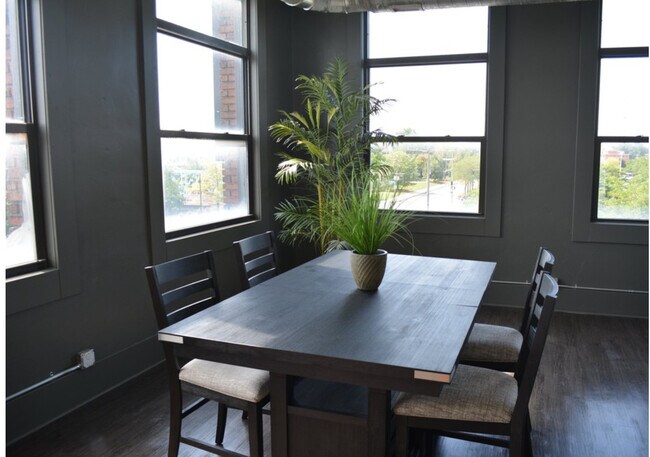 Building Photo - 23 N Summit St