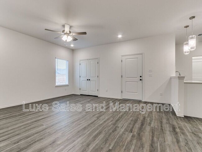 Building Photo - 10908 Oak Holw Ln