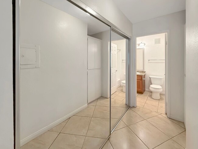 Building Photo - Spacious 3BR/2BA Condo in Rancho San Diego...