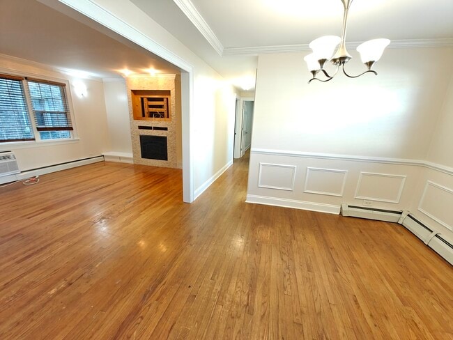 Building Photo - 7555 N Oakley Ave