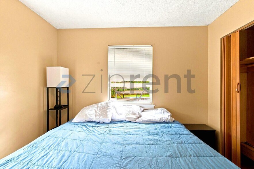 Building Photo - Unit