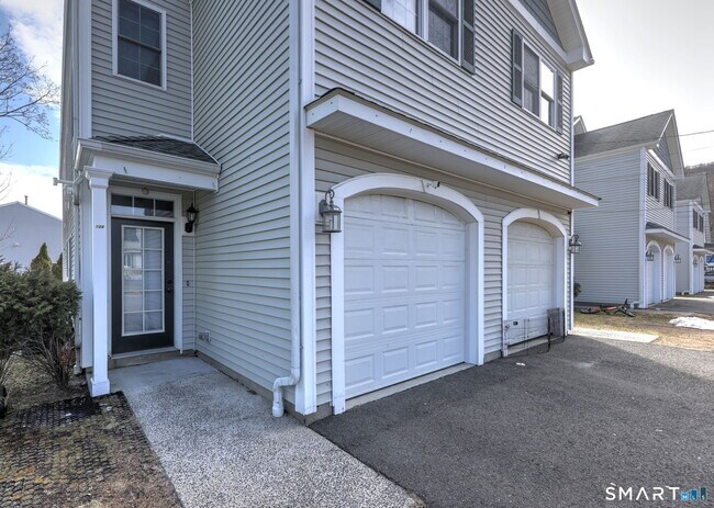 Building Photo - 12 Landin St