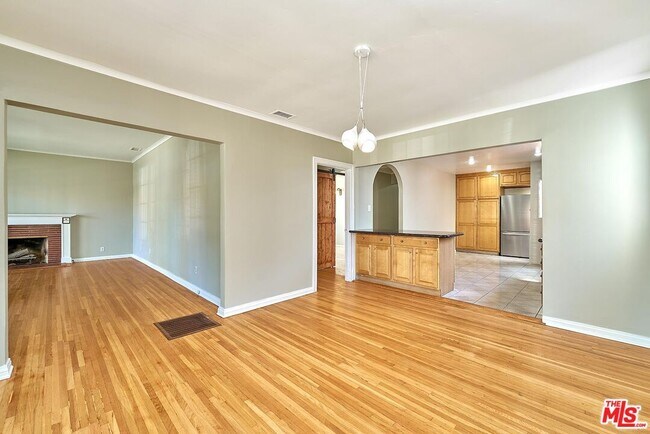 Building Photo - 429 S Orange Dr