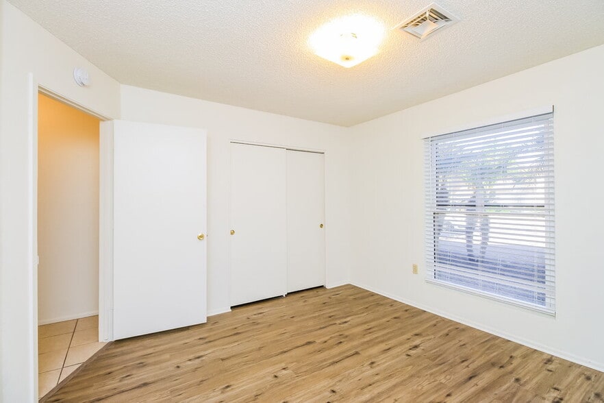 Building Photo - 4837 E Grandview St