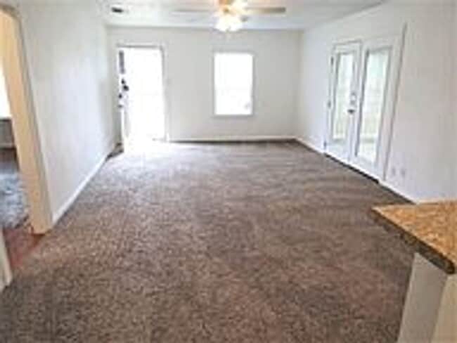 Building Photo - AUG 2026 MOVE IN! UPDATED 2/2 HOUSE IN BRYAN