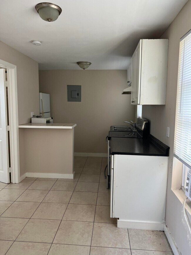 Building Photo - 639 46th St