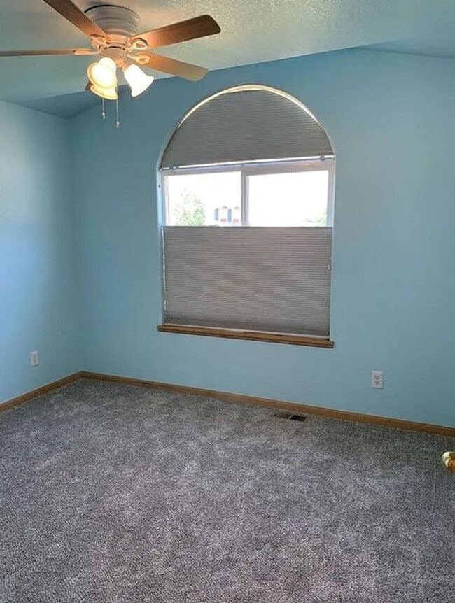 Building Photo - Spacious Single-Family Home in Established Wellington Neighborhood