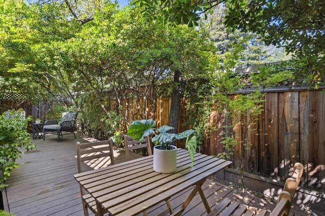 Building Photo - Delightful 3/3bth End-Unit Townhouse in Ce...