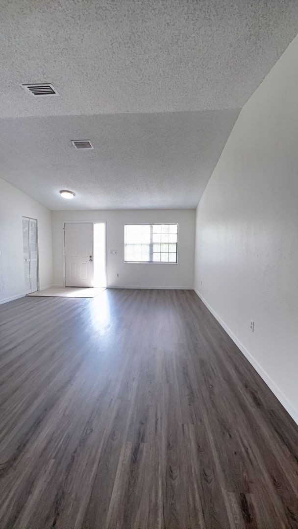 Building Photo - Spacious 3 bedroom, 2 bath, large screened...