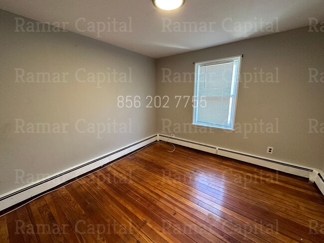 Building Photo - 3 Bedroom / 1 bath Row-house available NOW!!!