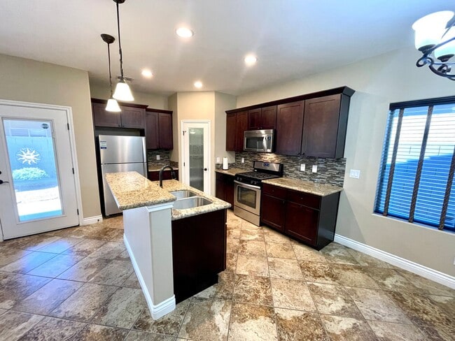 Building Photo - Elegant 3 Bedroom, 2 bathroom Home in Legacy Ranch Neighborhood in Central Kingman!