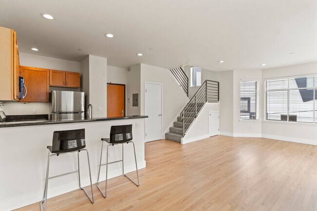 Building Photo - Lovely 2 Bed, 1.5 Bi-Level Hayes Valley Co...