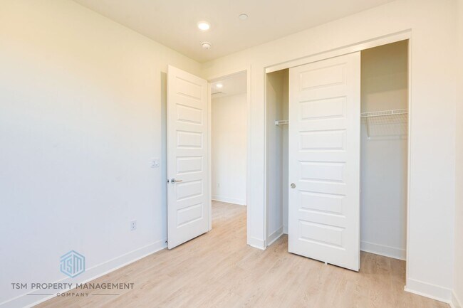 Building Photo - Brand New Built 3 Bed 2.5 Bath Flex Townhouse in Ontario!