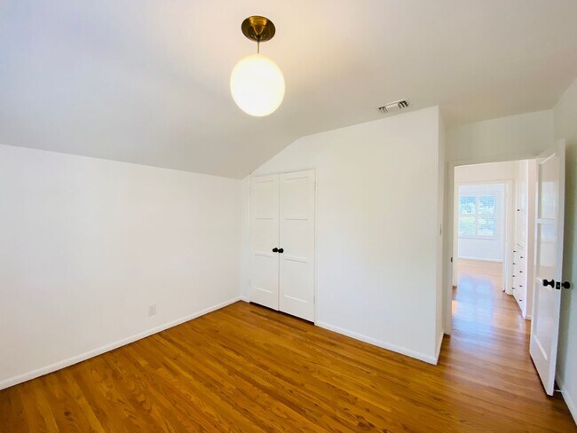 Building Photo - Delightful 3 bedroom 2½ Bathroom Single Family Home In North Hollywood Landscaped Yard