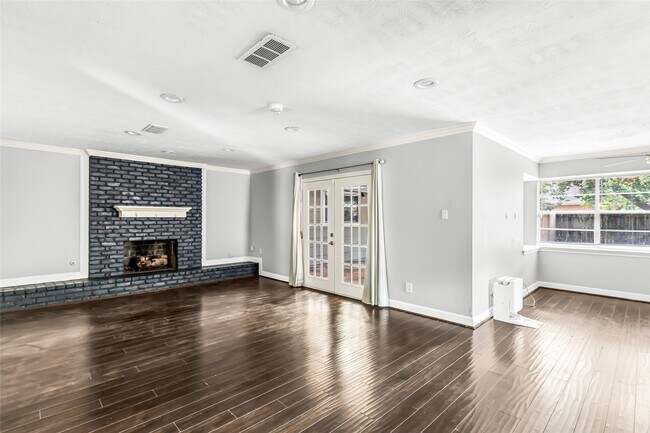 Building Photo - 211 W North Hill Dr