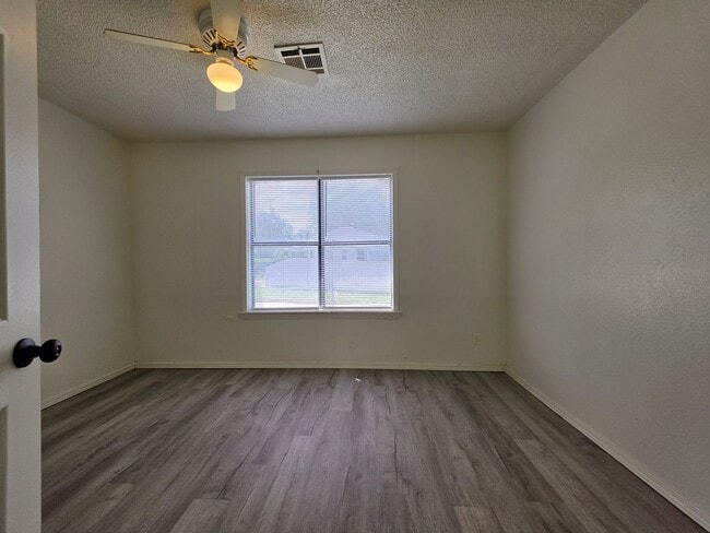 Building Photo - 3 bedroom home in Shawnee!