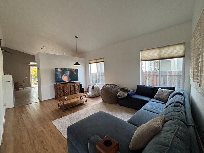 Building Photo - 1012 Freshwater Ct