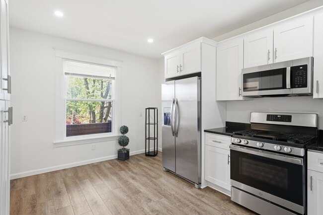 Building Photo - 332 Elm Rd