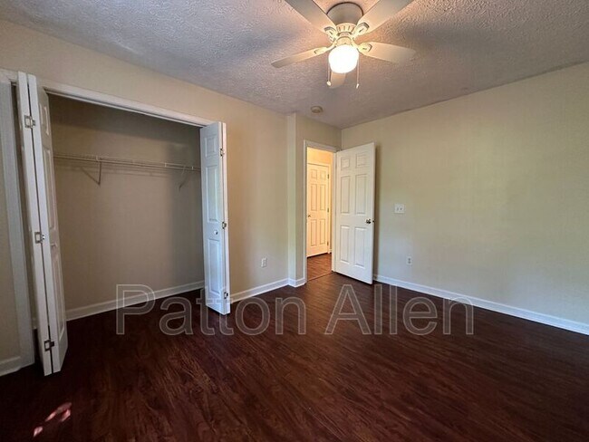 Building Photo - 105 Salola St