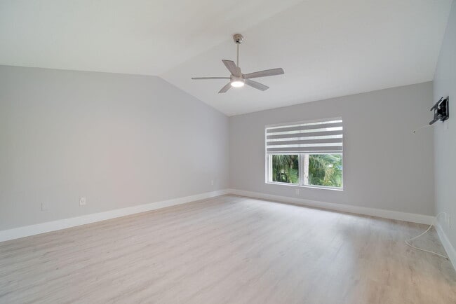 Building Photo - 205 River Bluff Ln