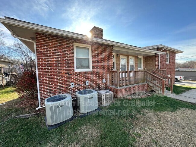 Building Photo - 1114 E Myrtle St