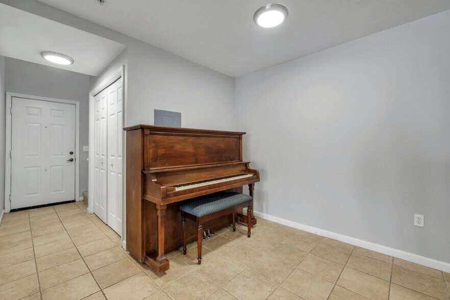 Building Photo - 2801 Chancellorsville Dr