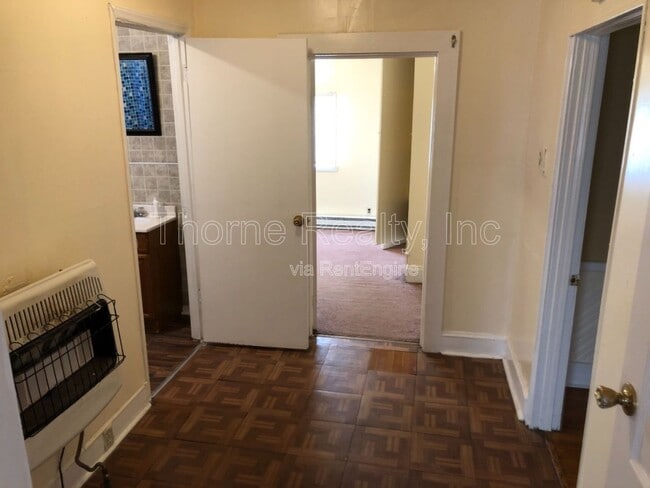 Building Photo - 517 NE Main St