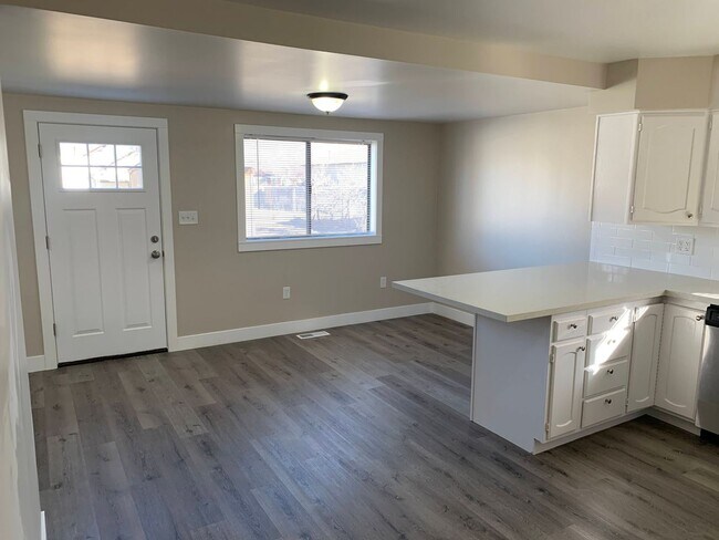 Building Photo - Updated 4 Bed Home with Large Yard