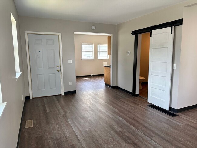 Building Photo - $1,175 | 1 Bedroom 1 Bath | Studio House | W&D | Fenced Yard | Central A/C