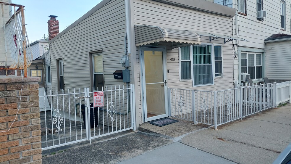 Primary Photo - 6202 Meadowview Ave