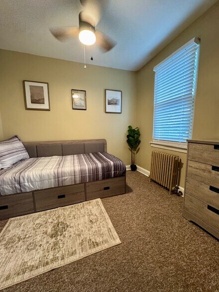 Second Bedroom w/ Twin-XL Daybed. - 3935 S St SE