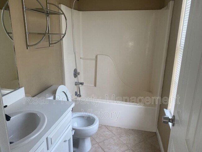 Building Photo - 1336 Royalty Dr