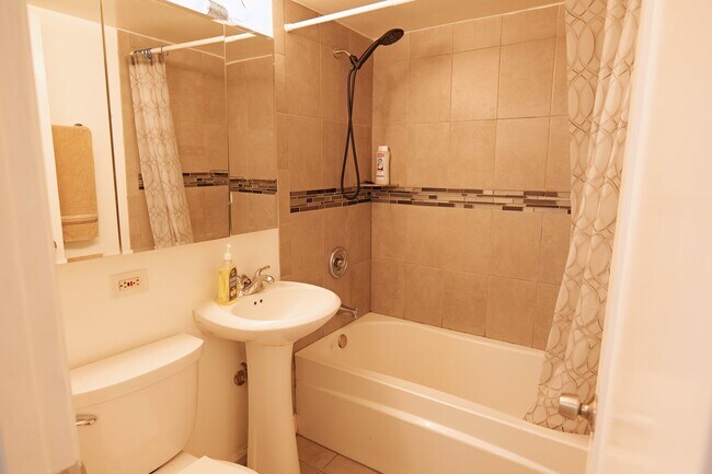 Building Photo - 10811 S Lloyd Dr