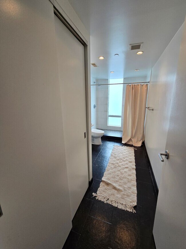 Building Photo - HUGE Stunning Bright 3 bed 2.5 bath loft i...