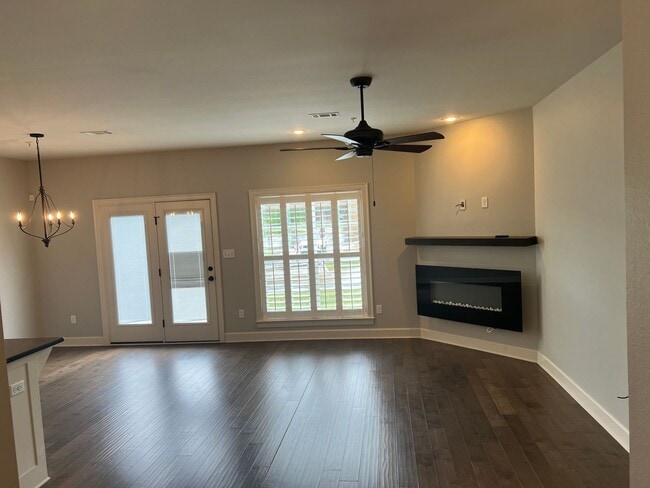 Building Photo - 3 Bed 2.5 Bath Townhome