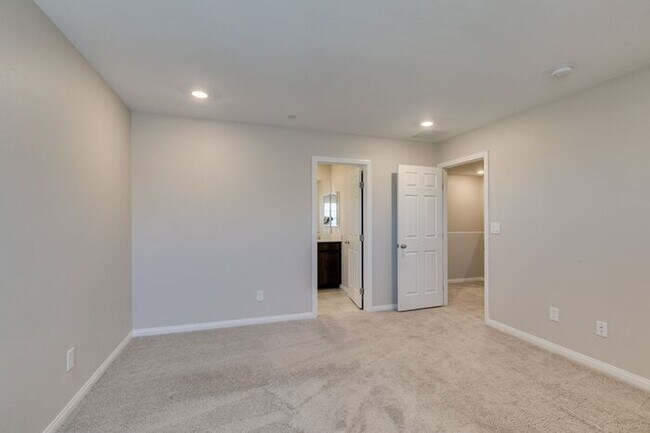 Building Photo - Bright & Spacious 3-Bedroom Home in Inspirada