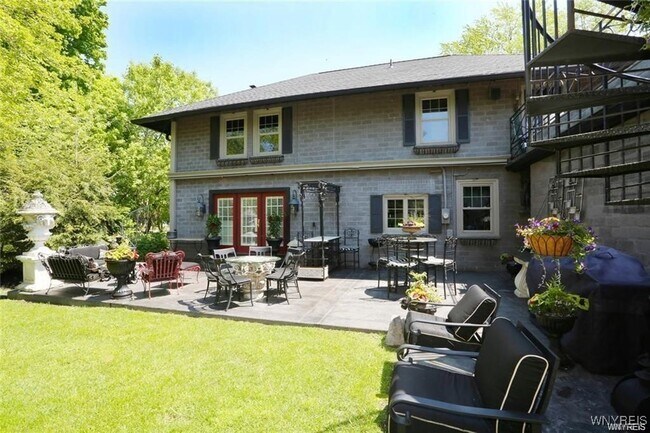 Building Photo - 72 N Long St