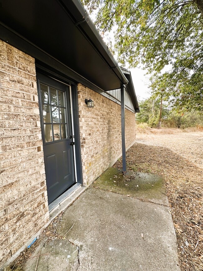Building Photo - 103 Redbud Ct