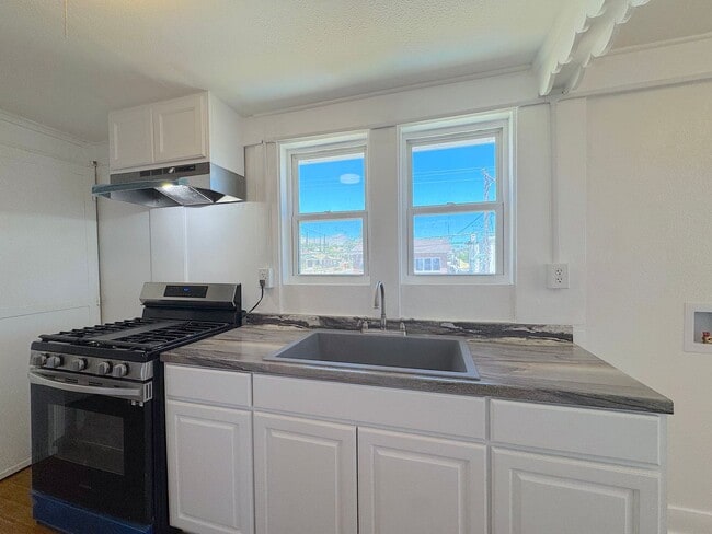 Building Photo - *All Utilities Included* Manhattan Heights 1 bed 1 bath unit with Refrig A/C and Gorgeous views!