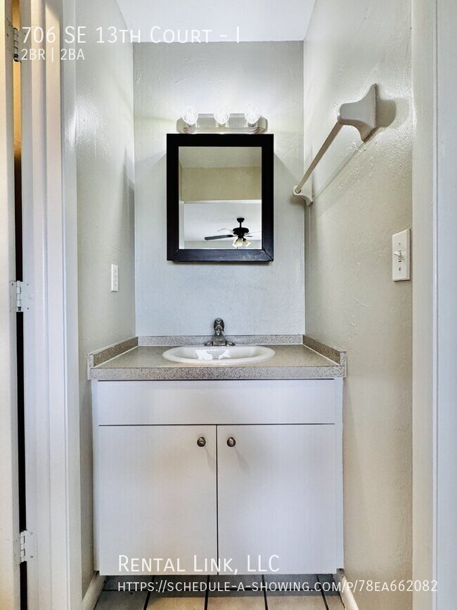 Building Photo - 706 SE 13th Ct