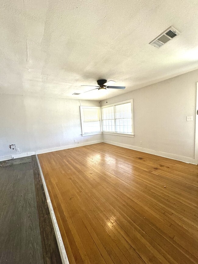 Building Photo - 1326 Hillcrest St