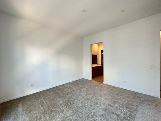 Building Photo - 3341 Esker Rdg Ave