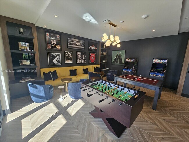 Building Photo - 1650 NE 124th St