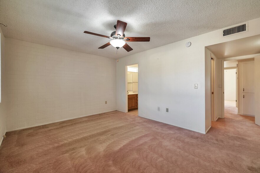Master Bedroom - 11040 W Salem Dr