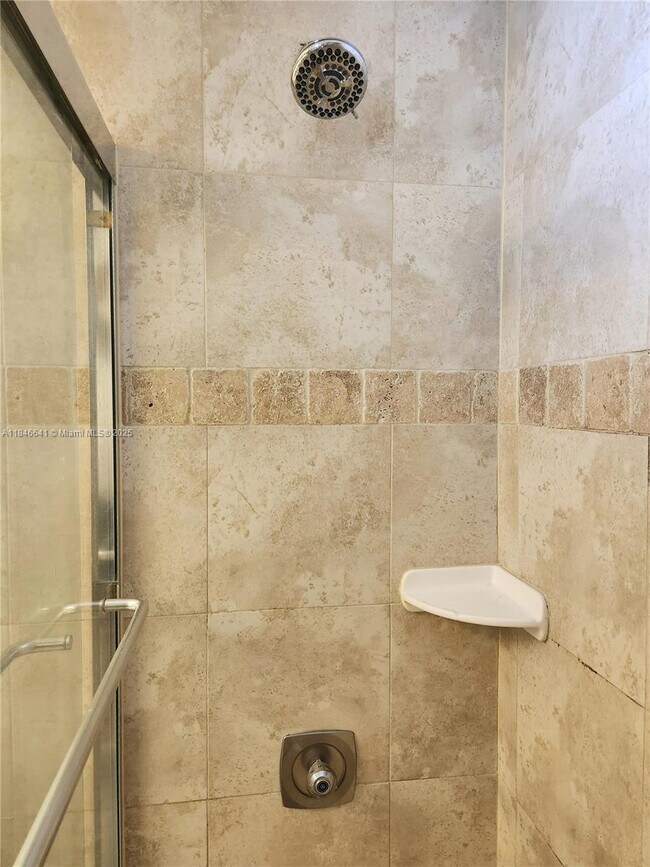 Building Photo - 545 Oaks Ln