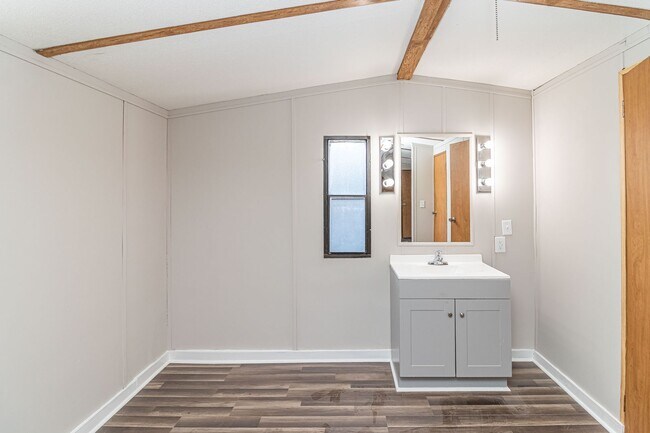 Building Photo - Rosewood Rental! Newly Remodeled 2 BR, 2 B...