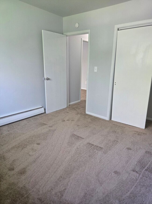 Building Photo - 2 bedrooms, 1 bathroom