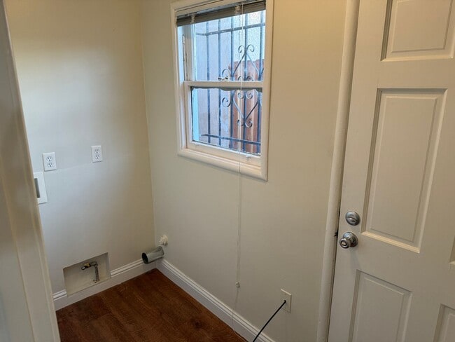 Building Photo - 2 Bed 1 Bath House in Oakland