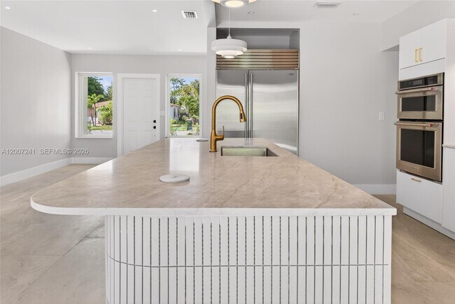 Building Photo - 1250 NE 133rd St